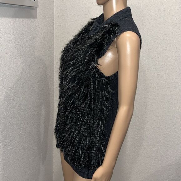 Romeo & Juliet Couture faux fur sweater vest - Picture 2 of 8